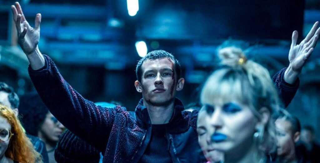 La actuación de Callum Turner es convincente, capturando la angustia y la desesperación de su personaje